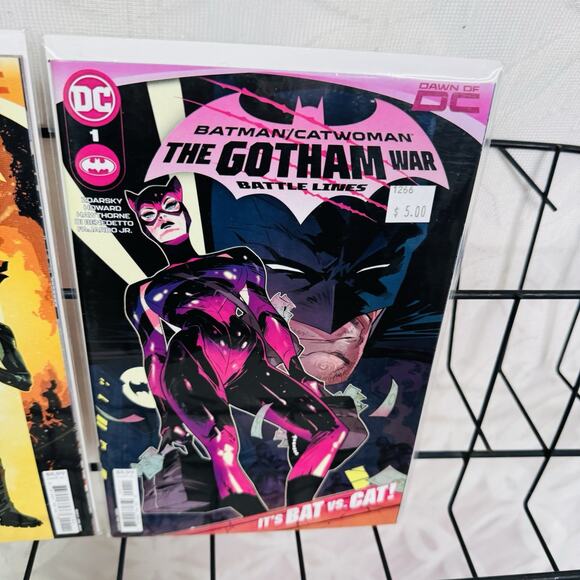 Batman Catwoman Gotham War Scorched Earth, Battle Lines & CW 57-58 Lot - Picture 3 of 5